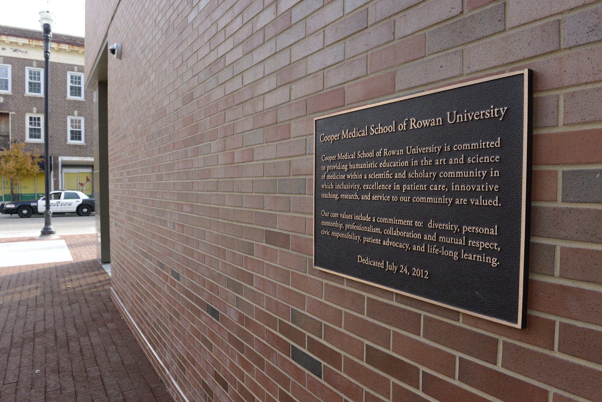 A photo of the plaque with CMSRU mission at the entrance to the school.
